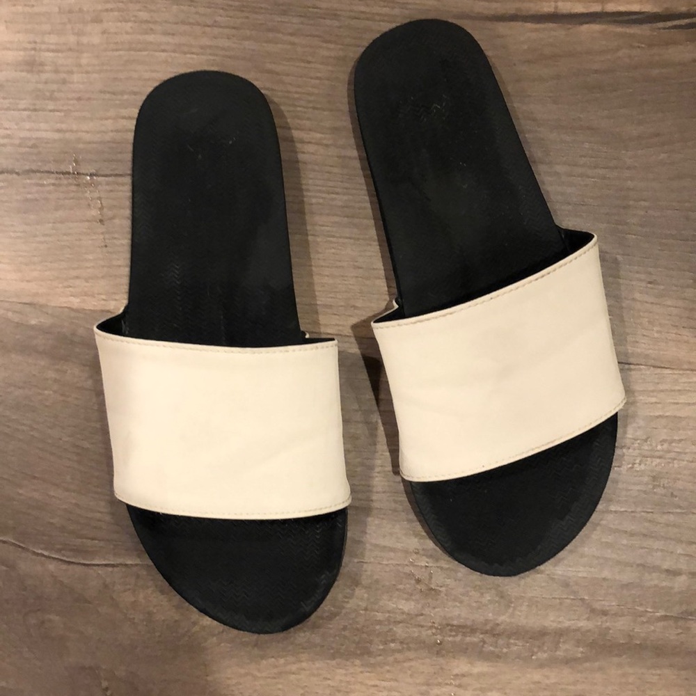Indosole black & tan slides